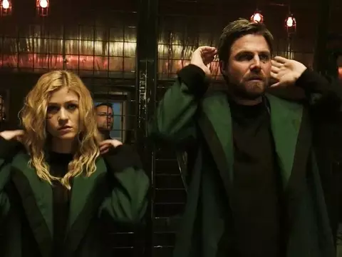 Katherine McNamara e Stephen Amell em Arrow/CW