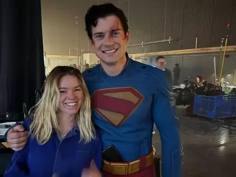 Supergirl y Superman/Reproducción