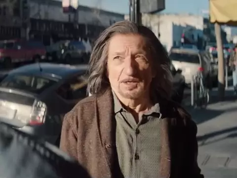 Ben Kingsley em cena de Magnum (Reprodução)