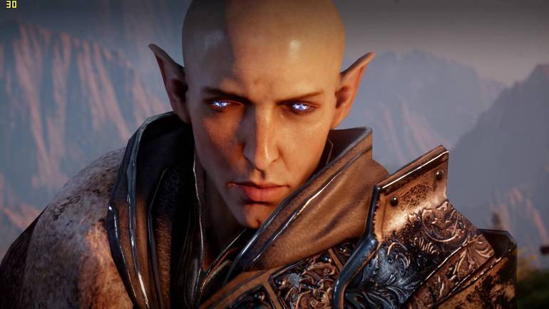 Solas, personagem élfico e calvo, em Dragon Age: Inquisition.