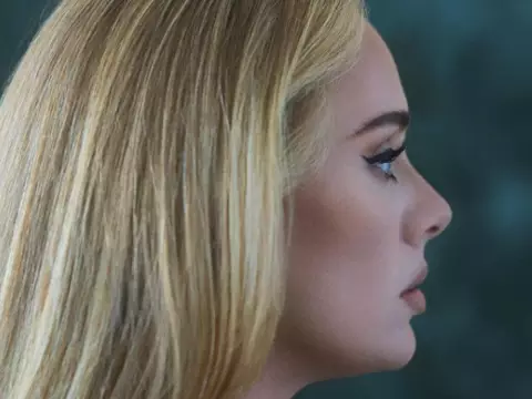 Cantora Adele na capa de 30
