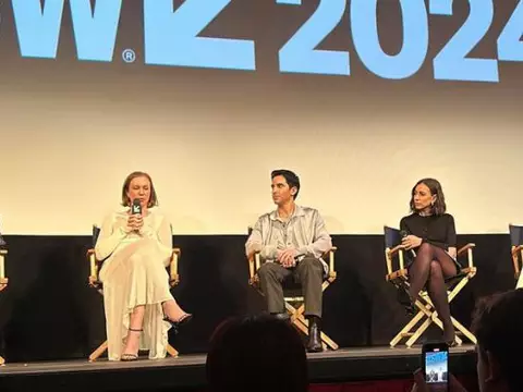 Elenco e criadores de Hacks no palco do SXSW