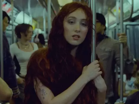 Foto de Chappel Roan, uma das atrações de sábado no Lollapalooza Brasil 2026 junto com Skrillex e Lewis Capaldi/YouTube/Reprodução