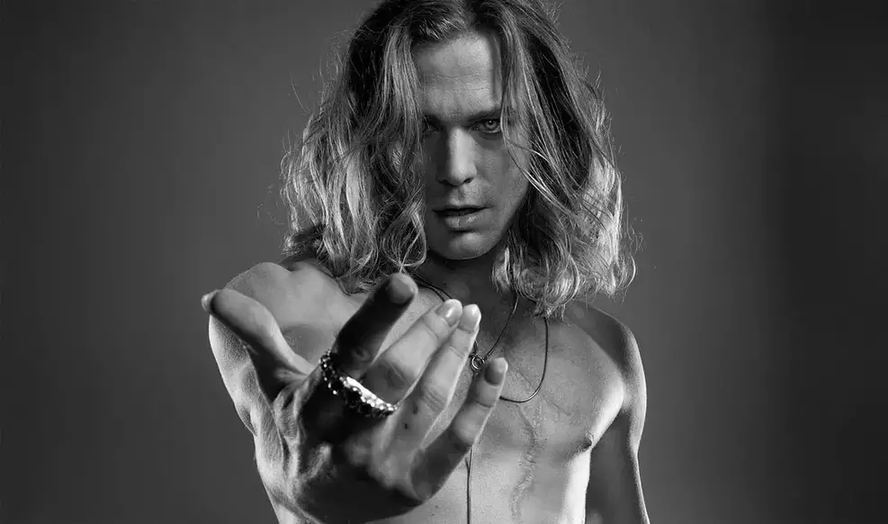 Entrevista Com o Vampiro | O Vampiro Lestat lança cover de Billy Idol