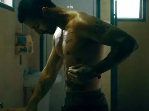 Riz Ahmed em cena de Encounter (Reprodução)