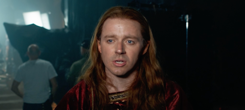 Jack Lowden, em bastidores da cena de Os Anéis de Poder
