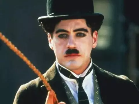 Robert Downey Jr. em Chaplin (Reprodução)