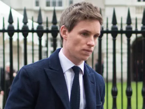 Eddie Redmayne presta homenagem a Stephen Hawking no funeral do astrofísico
