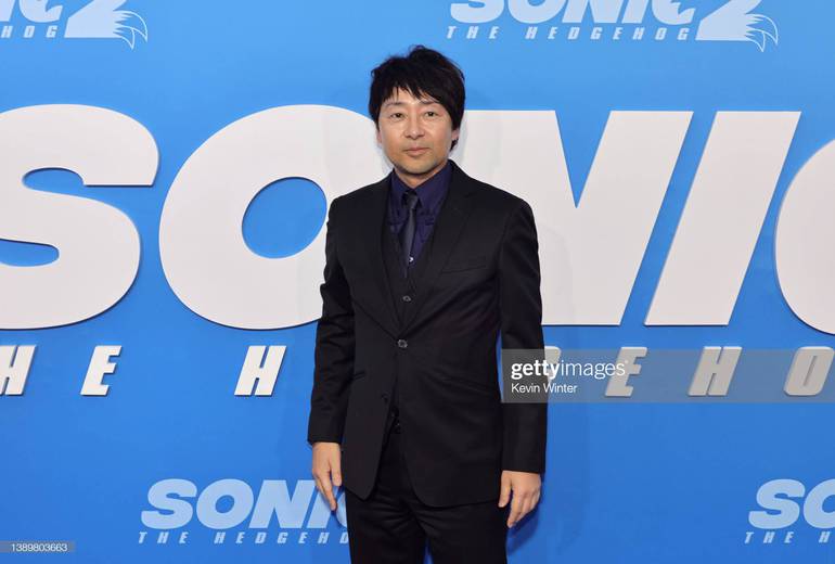 Fotografia de Toru Nakaraha, produtor de Sonic, no tapete vermelho do segundo filme. 