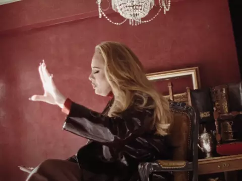 Adele, no videoclipe de "Easy On Me" (Adele/Divulgação)
