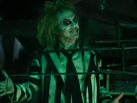Michael Keaton, em cena de Os Fantasmas Ainda se Divertem - Beetlejuice, Beetlejuice