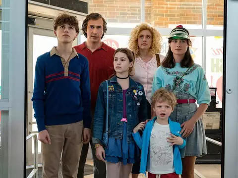 Ruído Branco traz família suburbana adoecida pela instabilidade da era Reagan