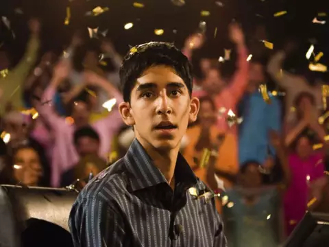Dev Patel, em cena de Quem Quer ser um Milionário?