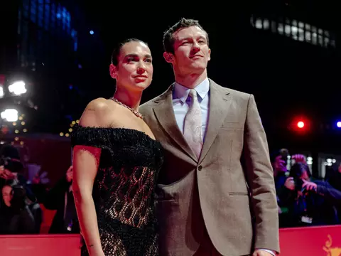 Rosebush Pruning | Dua Lipa vai ao lançamento do filme de Karim Aïnouz, confira