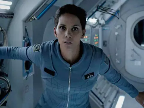 Halle Berry em Moonfall (Reprodução)