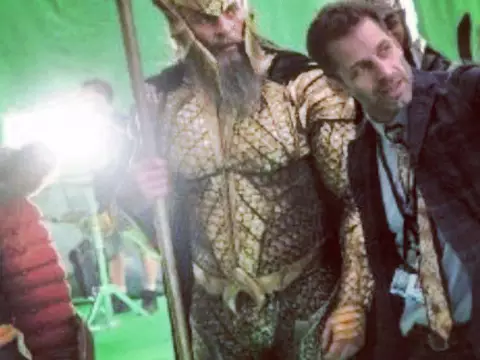 Liga da Justiça | Foto dos bastidores revela quem é misterioso personagem de Julian Lewis Jones