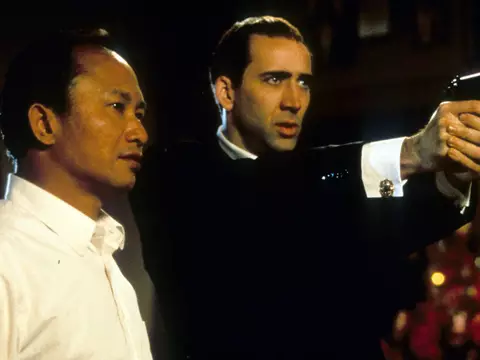 Foto de John Woo e Nicolas Cage nos bastidores de A Outra Face