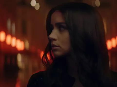 Entering Red |  Ana de Armas estrela novo curta da Campari; assista