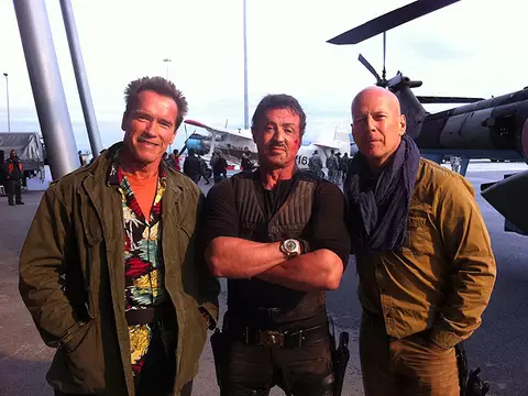 Arnold Schwarzenegger posa ao lado de Sylvester Stallone e Bruce Willis. (Foto: Divulgação)