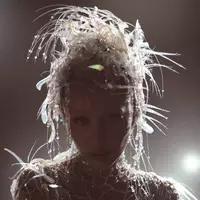 Miley Cyrus em foto promocional do Something Beautiful (Reprodução)