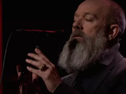 Michael Stipe, ex-vocalista do R.E.M., canta David Bowie no programa de Jimmy Fallon; assista