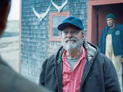 La maldición de Widow's Bay | Stephen Root se convierte en el hombre de mayor edad en ganarlo