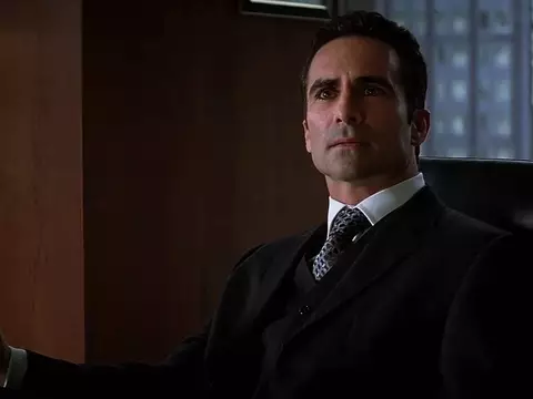 Foto de Nestor Carbonell, actor confirmado en la última temporada de El Dueño de Kingstown/Reproducción