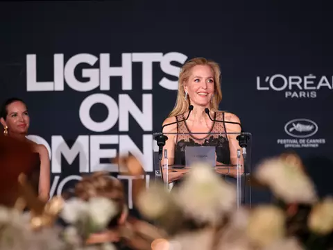 Gillian Anderson durante a premiação do L’Oréal Paris Lights on Women’s Worth (Divulgação/L’Oréal Paris)