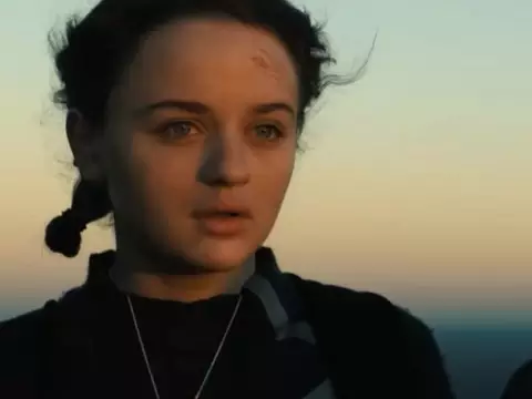 Joey King em cena de Feios (Reprodução)