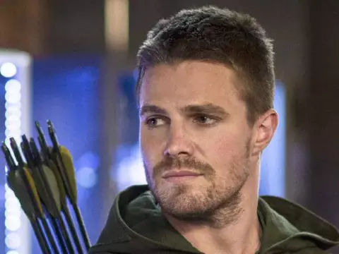 Stephen Amell em cena de Arrow