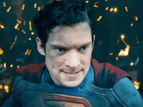Supergirl | David Corenswet cuida a Milly Alcock en premiere, video