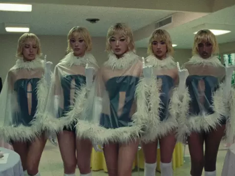 KATSEYE em "Pinky Up" (Reprodução)