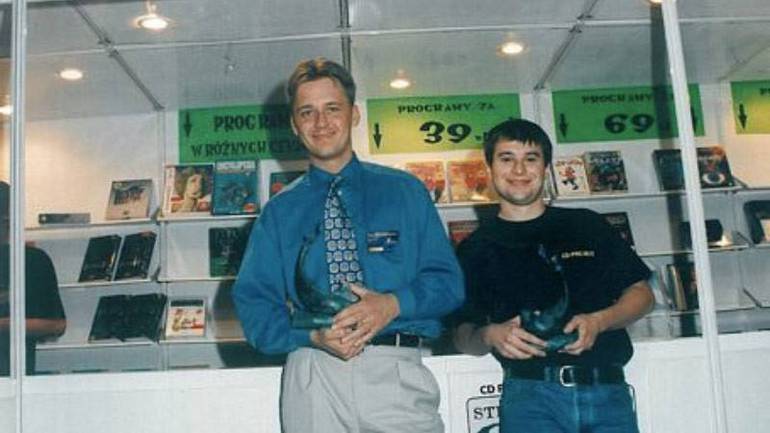 Fundadores da CD Projekt no estande da publisher na feira Gambleriada, em Varsóvia, em 1997