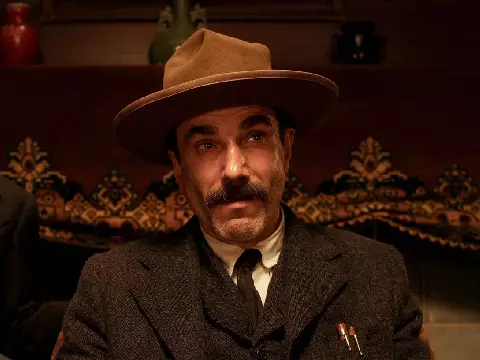 Após 7 anos aposentado, Daniel Day-Lewis é fotografado em set de filme
