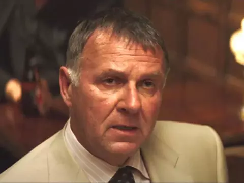 Tom Wilkinson em Batman Begins (Warner Bros/Reprodução)