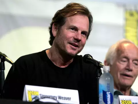 Família de Bill Paxton processa hospital por negligência durante cirurgia cardíaca onde o ator morreu