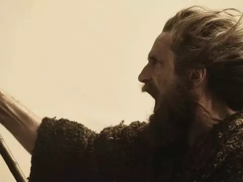 Daniel Weyman como o Estranho em O Senhor dos Anéis: Os Anéis de Poder (Reprodução)