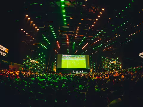 O Palco Thunder da CCXP22 durante transmissão do jogo do Brasil 