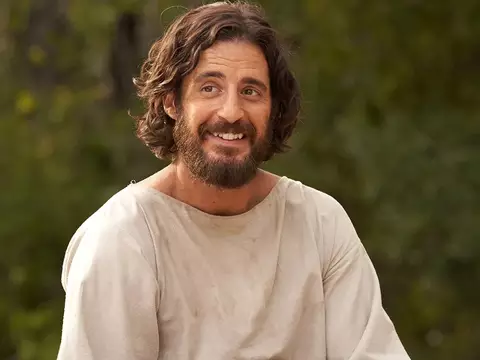 Foto de Jonathan Roumie como Jesus Cristo na série The Chosen: Os Escolhidos