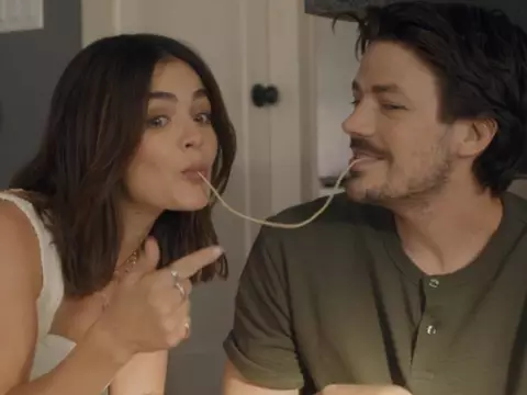 Lucy Hale e Grant Gustin tentam romance em trailer de Puppy Love; veja