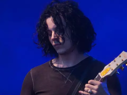 Jack White proíbe celulares em show para uma experiência "100% humana"