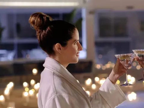 Outro Pequeno Favor ganha trailer com Blake Lively e Anna Kendrick; assista