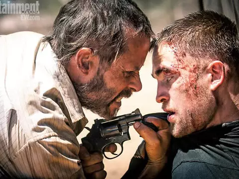 The Rover | Robert Pattinson e Guy Pearce na primeira imagem oficial do faroeste existencial futurista