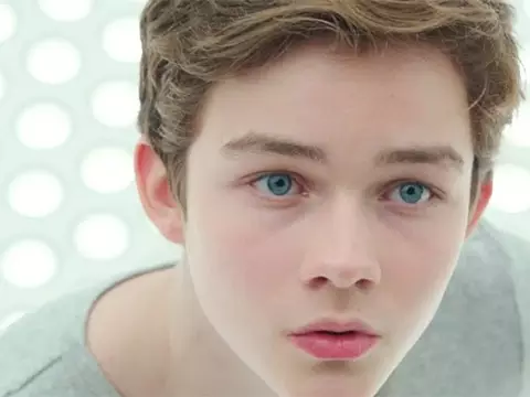 Levi Miller no filme Uma Dobra no Tempo (Disney)