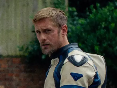 Pillion | Romance gay BDSM com Alexander Skarsgard ganha novo trailer