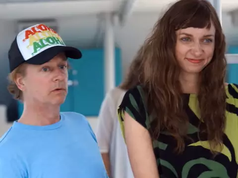 A Missy Errada | David Spade confunde mulheres em trailer de comédia da Netflix