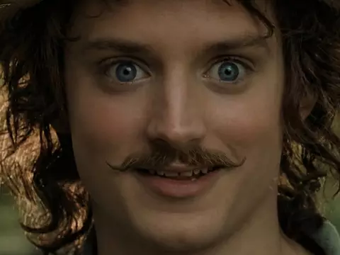 Elijah Wood celebra la victoria de México ante Ecuador en el Mundial