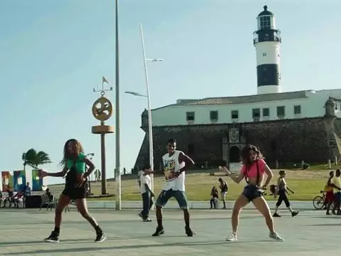 Kings of Leon mostra samba e Salvador no clipe de "Around the World"; assista
