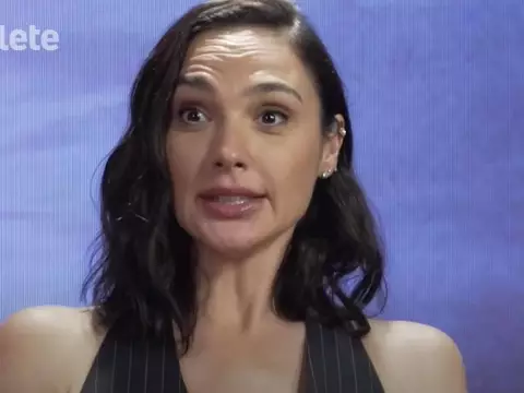 Gal Gadot em entrevista ao Omelete (Reprodução)