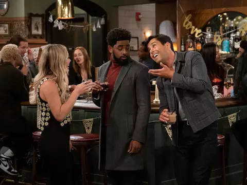 Hilary Duff, Daniel Augustin e Josh Peck em How I Met Your Father (Hulu/Divulgação)
